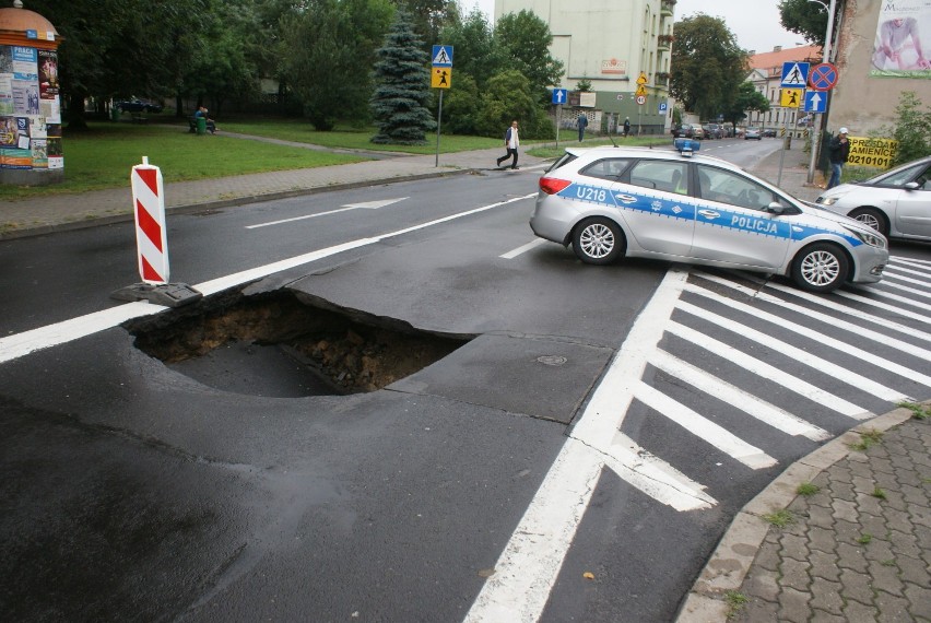 Zapadła się jezdnia na ulicy Nowy Świat w Kaliszu [FOTO]