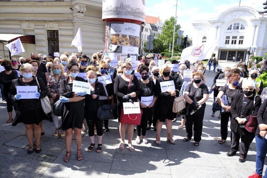 Nauczyciele z ZNP pikietowali w lipcu pod głównym budynkiem...