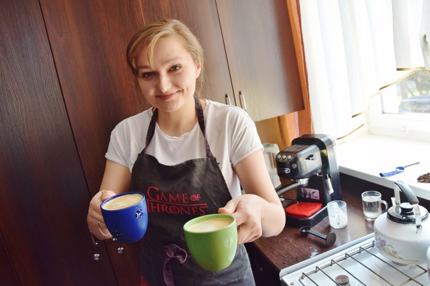 Strajk nauczycielski w Sieradzu. Protestuje także Jagiellończyk. W 2. dniu akcji do I LO zawitało... kofeinowe pogotowie strajkowe (fot)