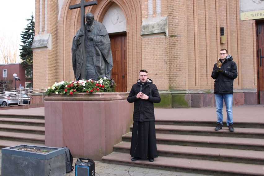 Na placu przed katedrą w Radomiu odmawiali różaniec, stając w obronie świętego Jana Pawła II. Zobacz zdjęcia