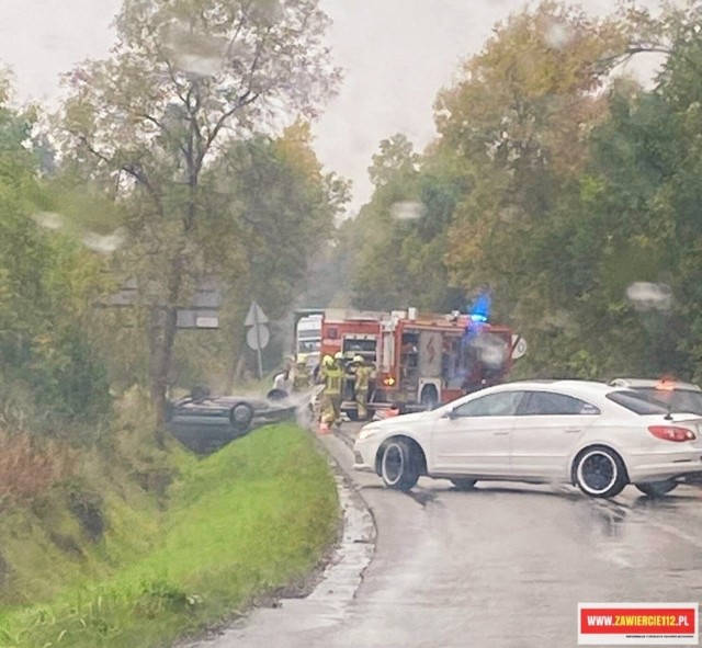 Dachowanie samochodu na drodze wojewódzkiej nr. 790 pomiędzy Niegowonicami a Dąbrową Górniczą