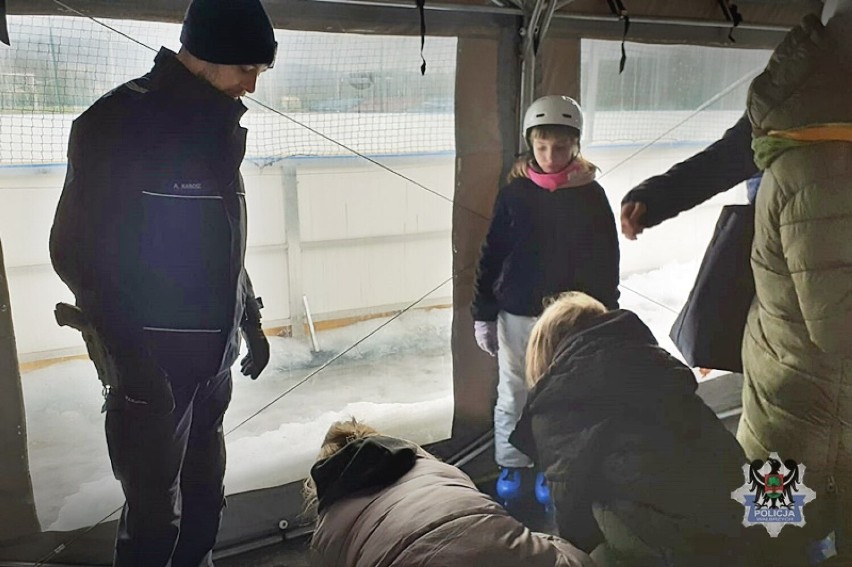 Bezpieczne ferie na lodowisku z wałbrzyskimi policjantami