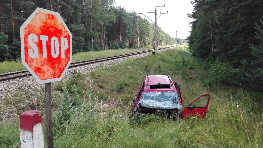 Wypadek w Antoniowie: Samochód wjechał pod pociąg na przejeździe kolejowym