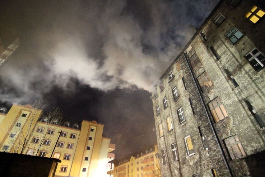 Wrocław: Nocny pożar na Hubskiej (ZDJĘCIA)