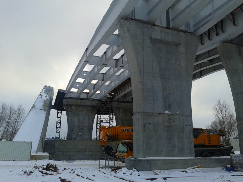Z budowy mostu w Toruniu