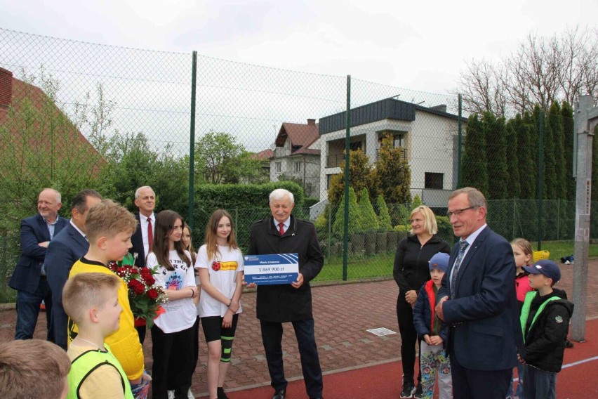Zadaszone hale sportowe powstaną przy szkołach w Rdziostowie, Trzycierzu oraz Limanowej. Ministerstwo sportu przekazało promesy na ten cel