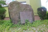 Pomnik w centrum Opola zarasta trawa
