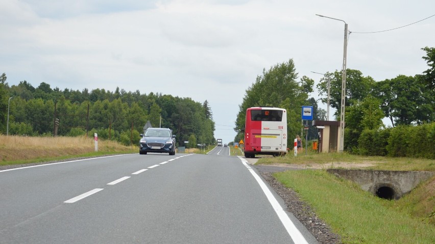 Nowe chodniki i zatoki autobusowe przy „krajówce” w Zielinie i Moczydle. Będą gotowe w czerwcu