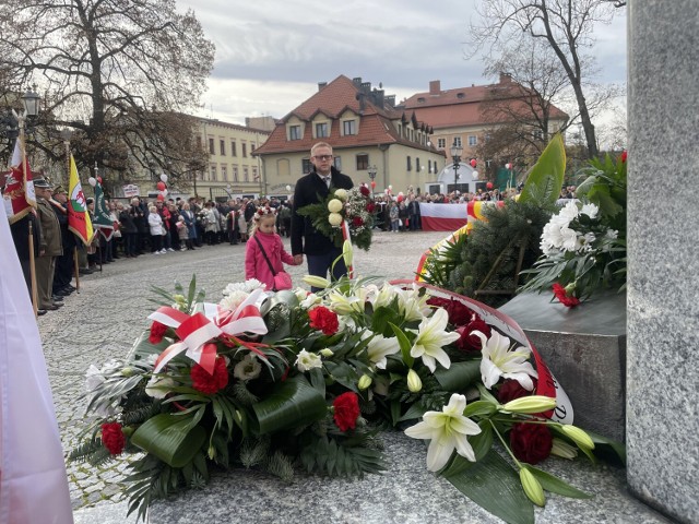 W Święto Niepodległości pod pomnikiem Wolność i Niepodległość jeleniogórzanie złożyli kwiaty i wieńce