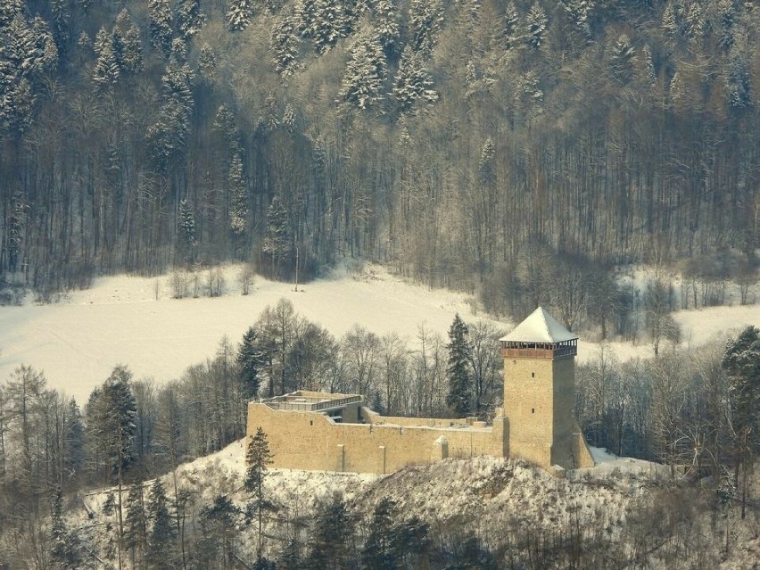 Zamek w Muszynie można odwiedzać także zimą, ale można wejść...