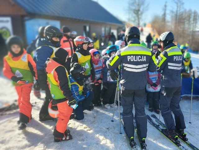 Policjanci na stoku narciarskim w Przemyślu. Uczyli najmłodszych zasad bezpieczeństwa.