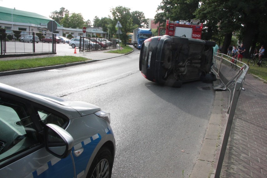 Pijana kobieta dachowała w Dziadowej Kłodzie, w Sycowie kierowca uderzył autem w barierki