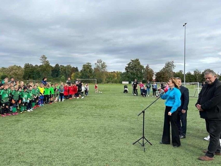 Czternaście drużyn i 150 młodych zawodników i zawodniczek w wieku 7-8 lat wzięło udział w turnieju piłkarskim "Razem z Orłami" w Staszowie 