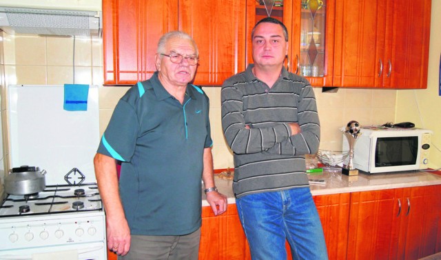 Józef Gacoń (z lewej) i Maciej Włoch z rodzinami wynajmują mieszkania od wielu lat. Magistracką decyzją o odmowie sprzedaży lokali są zaskoczeni. Wcześniej miasto nie widziało przeciwwskazań