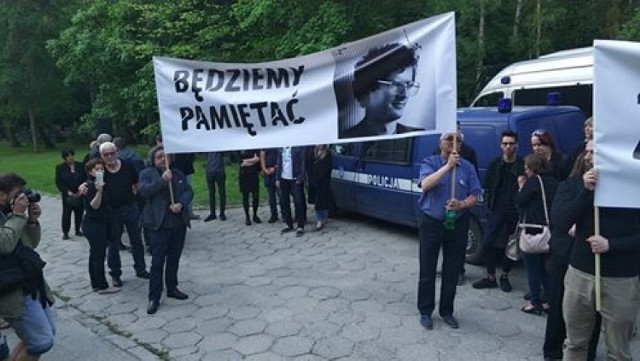 Ekshumacja Arkadiusza Rybickiego w Gdańsku[14.05.2018]. Przed cmentarzem na Srebrzysku zebrali się rodzina i przyjaciele Arama, osoby protestujące przeciw otwieraniu grobów. Nekropolia jest otoczona kordonem policji i żandarmerii wojskowej