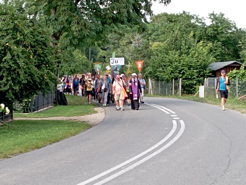 Pielgrzymi na Jasną Górę przechodzą przez powiat skierniewicki. Przed nimi jeszcze 9 dni marszu