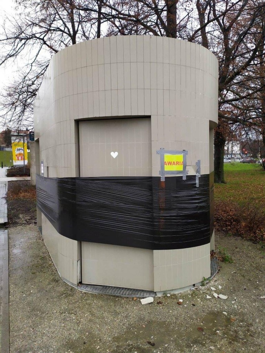 Seria włamań do automatycznych toalet w Warszawie. Wandale zdewastowali urządzenia i ukradli pieniądze. Szuka ich policja