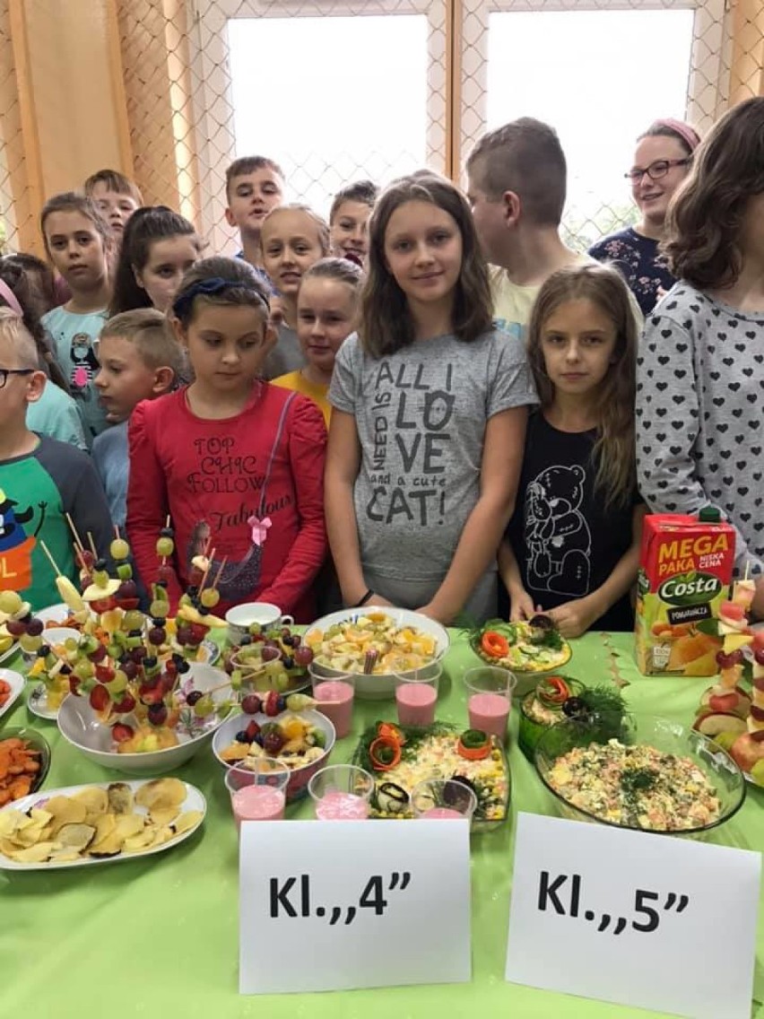 Uczniowie Szkoły Podstawowej w Sieńcu promują zdrową żywność[FOTO]