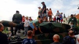 Tłumy na pikniku wojskowym w Głogowie. Żołnierze opanowali rynek przed ratuszem. Był czołg, grochówka i wiele innych atrakcji. ZDJĘCIA