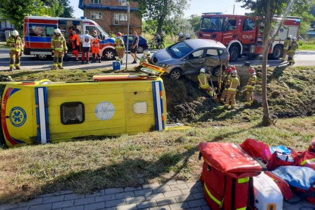 Zderzenie karetki z samochodem. Ambulans przewoził rannych z wypadku w Potasznikach