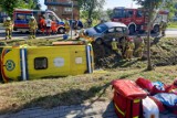 Wypadek pod Warszawą. Karetka pogotowia zderzyła się z samochodem. Ambulans przewrócił się na bok