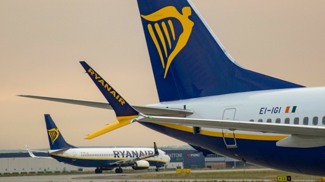 Ryanair lata z podrzeszowskiego lotniska od października 2005 roku, obsługując w tym czasie prawie 5,5 mln pasażerów.