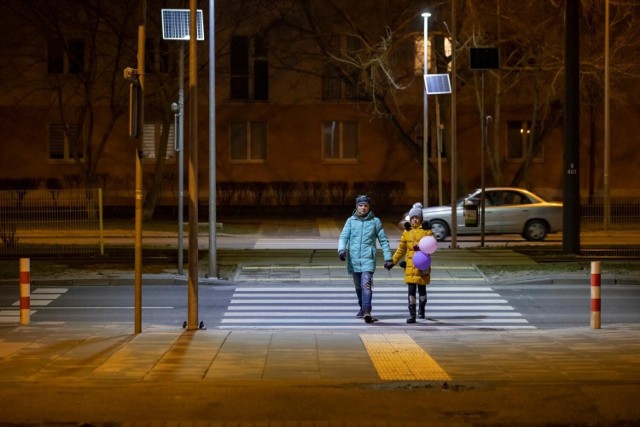Nowoczesne oświetlenie na przejściach pozwala kierowcom znacznie wcześniej dostrzec pieszych i odpowiednio zareagować, szczególnie jesienią i zimą.