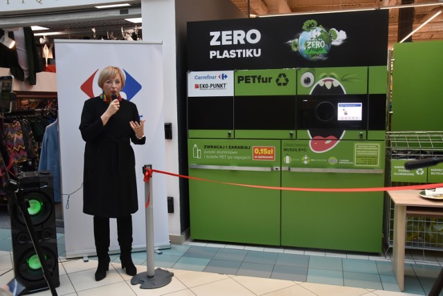 W Sosnowcu uruchomiony został pierwszy w Polsce automat, skupujący jednocześnie puszki aluminiowe i butelki typu PET. Zobacz kolejne zdjęcia. Przesuwaj zdjęcia w prawo - naciśnij strzałkę lub przycisk NASTĘPNE