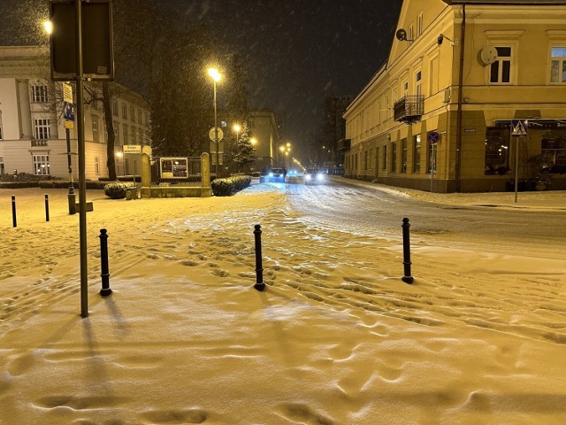 Prawdziwa zima na radomskim deptaku. Zobacz jak prezentuje się ulica Żeromskiego w zimowej scenerii