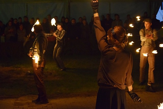 Włodawa. Spektakl ognia na placu synagogalnym