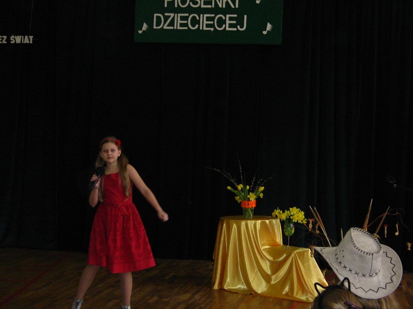 Niepubliczna Szkoła Podstawowa nr 7 w Słupsku: I Międzyszkolny Konkurs Piosenki Dziecięcej [FOTO]