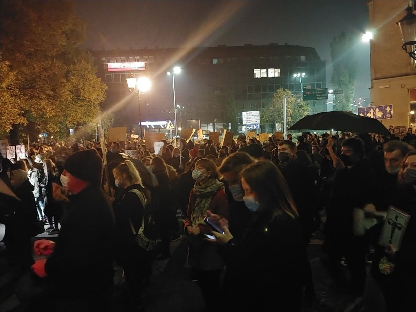 Gdańsk: Protest po orzeczeniu TK ws. aborcji na Targu Drzewnym w poniedziałek, 26.10.2020. Tysiące osób pod pomorskim biurem posłów PiS