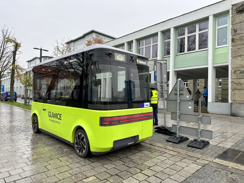 Autobus autonomiczny Blees BB-1 wozi pasażerów w Gliwicach