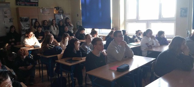 Uczniowie „Staszica” pamiętają o bohaterach Powstania Warszawskiego. Dołączyli do akcji BohaterOn – włącz historię!