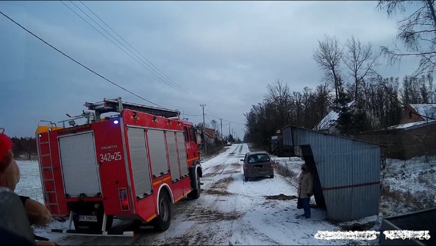 W miejscowości Zagórna koło Brzezin dachował samochód...