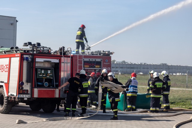 W czwartek na terenie zakładu produkcji mebli w Jaśle odbyły się ćwiczenia jednostek OSP oraz PSP z Jasła i powiatu jasielskiego. Udział wzięło 20 samochodów z terenu powiatu. 
-&nbsp;Założeniem ćwiczeń było sprawdzenie źródeł zasilania w wodę podczas pożarów na dużych zakładach. Była możliwość sprawdzenia sprzętu, pomp, węży. Na podsumowanie i wnioski przyjdzie jeszcze czas, ale już dziś można powiedzieć, że takie ćwiczenia pomagają w zgraniu jednostek z całego powiatu - przekazał nam bryg. Wacław Pasterczyk, rzecznik prasowy Powiatowej Państwowej Straży Pożarnej z Jasła. 

Ostatnie takie ćwiczenia odbyły się przed dwoma laty.

Zobacz także: Pożar budynku gospodarczego i stodoły w Hermanowicach koło Przemyśla