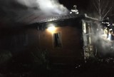 Pożar drewnianego domu w Rejowcu Fabrycznym. Z ogniem walczyło pięć zastępów straży pożarnej
