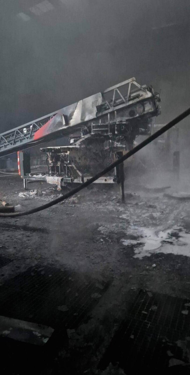 Pożar hali FUGO w Koninie. Na miejscu kilkanaście zastępów straży Pożarnej. Spalił się wóz strażacki z drabiną 