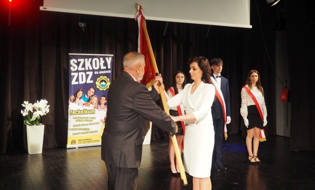 Dyrektor szkoły Anna Mucha otrzymała sztandar z rąk Prezesa Zarządu Zakładu Doskonalenia Zawodowego w Kielcach Jerzego Wątroby.