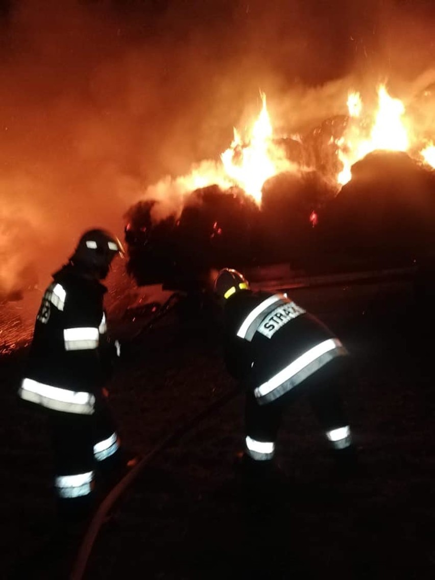 Przyczepy pełne słomy stanęły w ogniu. Interweniowali strażacy (zdjęcia)