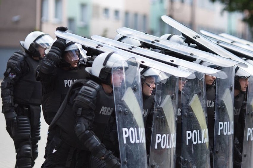 Przez okres szkolenia policjant-kursant który przebywa na...