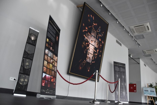 "Ostatnia Wieczerza XXI" prezentowana jest w foyer Teatru im. Ludwika Solskiego w Tarnowie