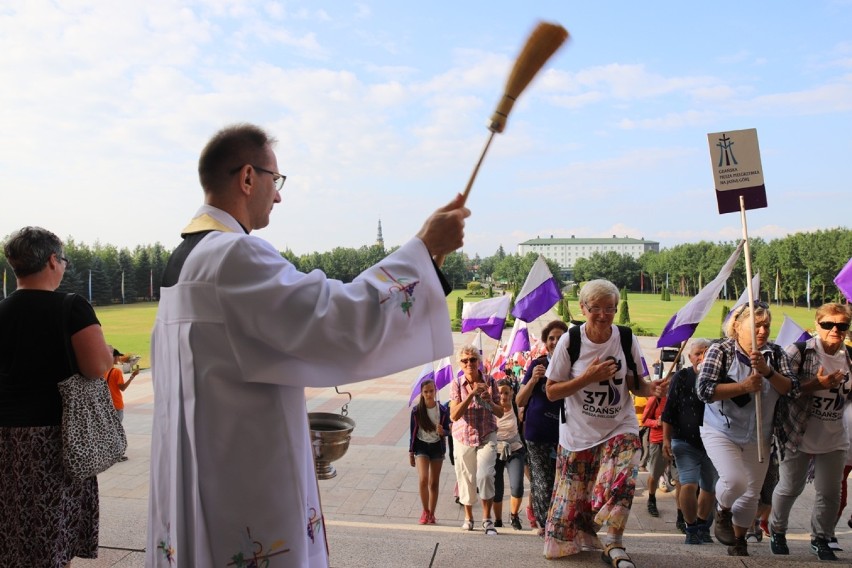  Piesze Pielgrzymki z Gdyni i Gdańska zatrzymały się na chwilę wytchnienia w licheńskim sanktuarium .