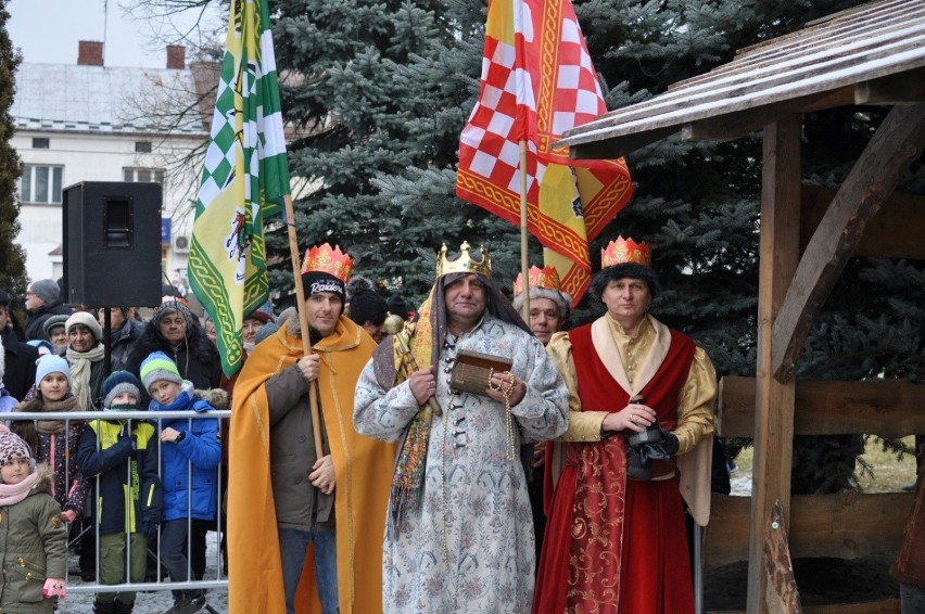 Orszak Trzech Króli przemaszerował ulicami Staszowa. Na rynku szopka ze zwierzętami i wspólne kolędowanie (WIDEO, ZDJĘCIA)