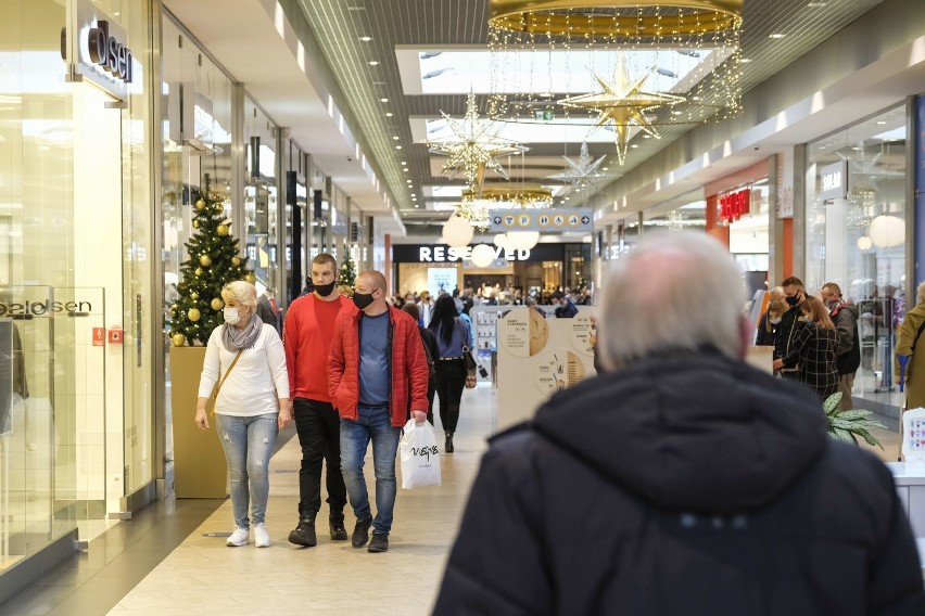 Toruń. Kolejki w galeriach handlowych przed sklepami. Zobaczcie zdjęcia! 