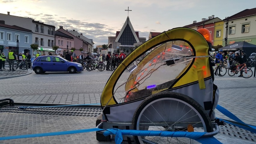 Night Biking w Jaworznie. Rowerzyści spotkali się na rynku w...