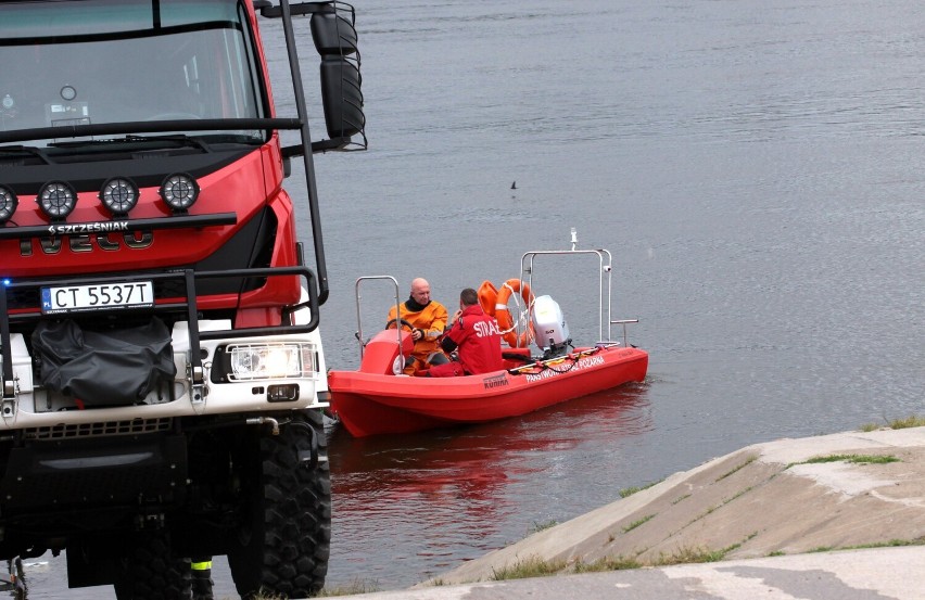 Strażacy w sytuacjach alarmowych łodzie na Wiśle wodują...