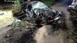 Dramatyczny wypadek niedaleko Gorzowa. Samochód uderzył w drzewo. Kierowca uciekł