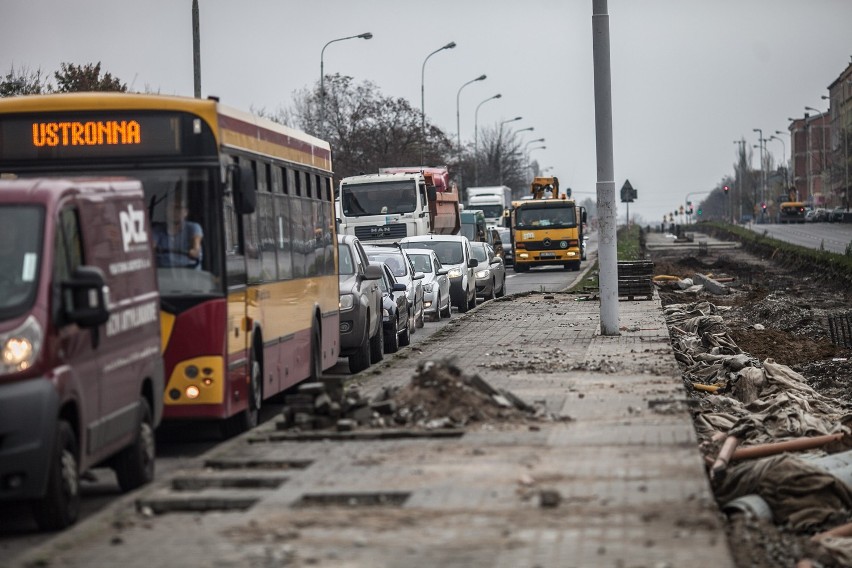 Wyburzają kamienicę na skrzyżowaniu marszałków