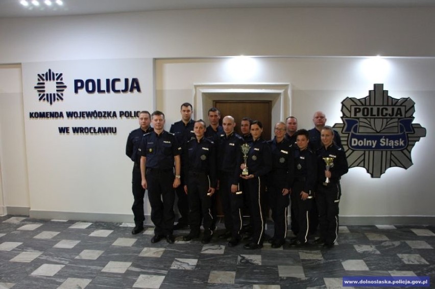 Komendant Wojewódzki Policji wyróżnił policjantów, którzy reprezentowali garnizon w VI Mistrzostwach Policji w Pływaniu